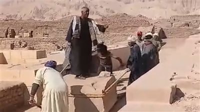 فيديو “رئيس العمال المغني” يعيد مشهد الفراعنة من جديد بالأقصر