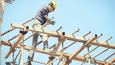 هل يجوز الإفطار بسبب العمل الشاق؟.. أزهري يكشف حكم صيام عمال المعمار برمضان