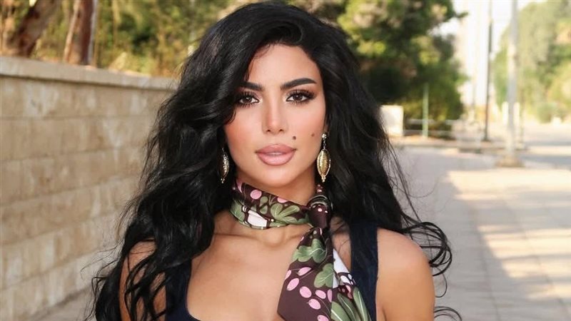 كارولين عزمي