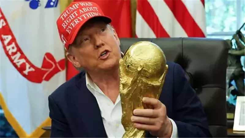 ترامب يحمل كأس العالم