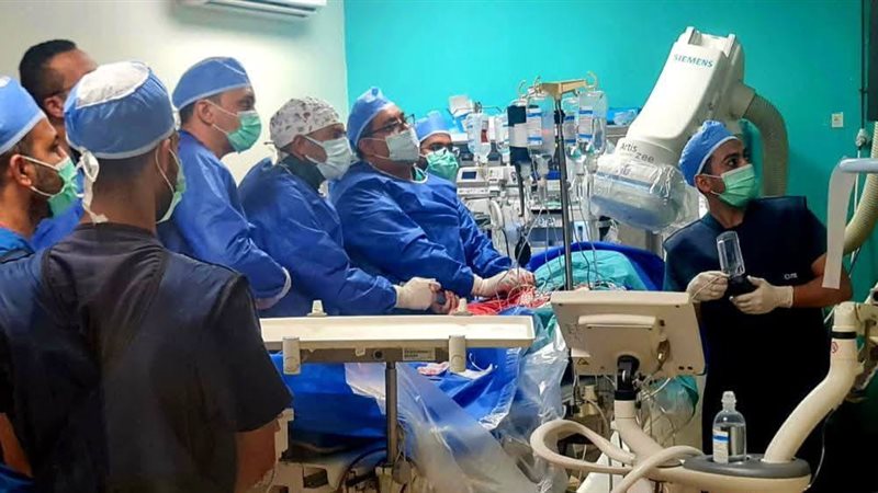 جانب من الفريق الطبي