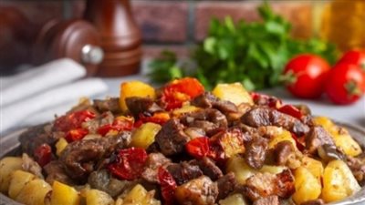 طريقة سهلة لتحضير لحم بالبطاطس والطماطم بطعم غني مثل المطاعم