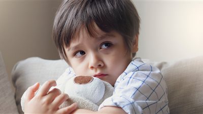 كيف نتعامل مع خوف الأطفال والمراهقين؟.. استشاري تعديل السلوك يجيب