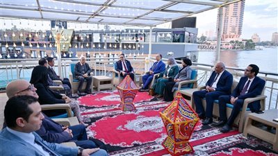 رئيس جامعة القاهرة يشارك نادي أعضاء هيئة التدريس مائدة الإفطار