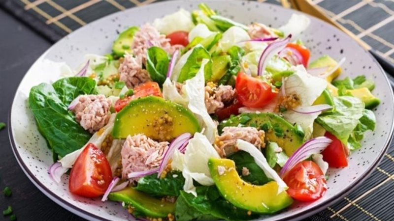 سلطة التونة بالخضروات