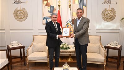 وزير السياحة يلتقي محافظ جنوب سيناء لتعزيز التعاون وزيادة الحركة بشرم الشيخ