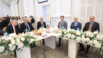 رئيس جامعة أسيوط يشارك في حفل إفطار الطلاب الوافدين المتميزين