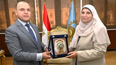 محافظ الغربية يكرم وكيلة وزارة التضامن الاجتماعي لبلوغها السن القانونية للمعاش