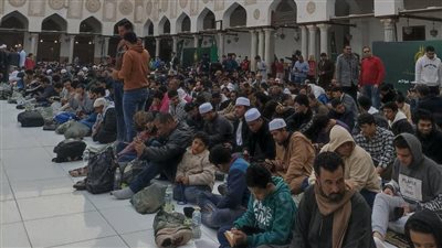 الأزهر الشريف ينظم مائدة إفطار للطلاب الوافدين بصحن المسجد| صور