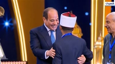ماذا دار بين الرئيس السيسي وعبدالرحمن مهدي في احتفالية ليلة القدر؟ |فيديو