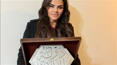 المصممة سالي مبارك تكشف كواليس تصميم دبابيس ودروع حفل 