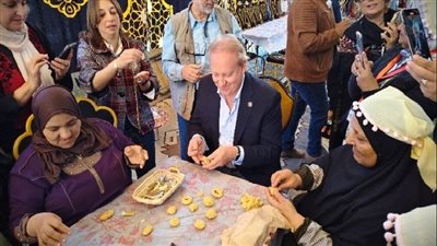 القنصل البريطاني بالإسكندرية يشارك سيدات في أكبر مائدة لعمل كحك العيد