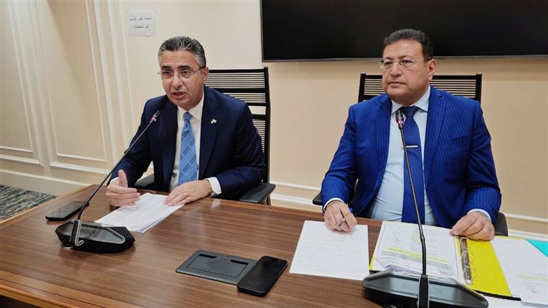 شريف فاروق في اجتماع