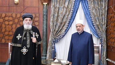 خلال اتصال هاتفي.. شيخ الأزهر يهنِّئ البابا تواضروس والمسيحيين بعيد القيامة 