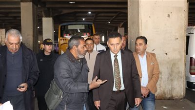 محافظ القليوبية يُجري جولة بموقف بنها العمومي لمتابعة الالتزام بتعريفة الركوب 