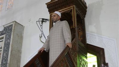 مدير مديرية أوقاف السويس يشيد بانضباط إمام مسجد الغريب ويقرر تكريمه بعد رمضان