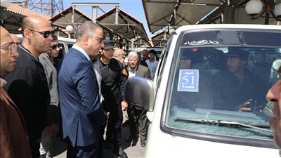  للتأكد من تعريفة الركوب الجديدة.. الأنصاري يتفقد موقف السرفيس في ميدان الجيزة