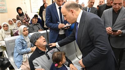«أنا هنا لخدمتكم»..محافظ الغربية في قطور يستمع لشكاوى المواطنين 