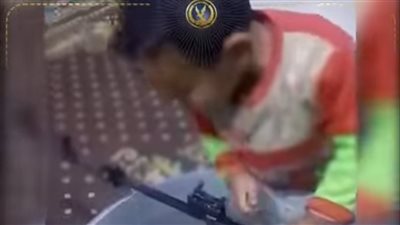 بعد نشر نيوز رووم.. القبض على عامل قام بتصوير نجله بأسلحة نارية بأسيوط 