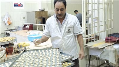الوحدة والمحبة… 3 أشقاء أقباط بالفيوم يبدعون في كحك العيد للمسلمين