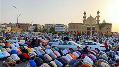 أديت العيد: هل يجوز لي ترك صلاة الجمعة لسفرٍ أو زيارة أقارب؟