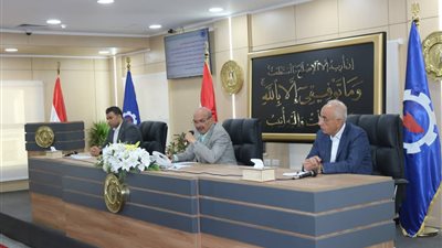 محافظ السويس يعقد اجتماعا موسعا لمتابعة الاستعدادات لاستقبال عيد الفطر المبارك