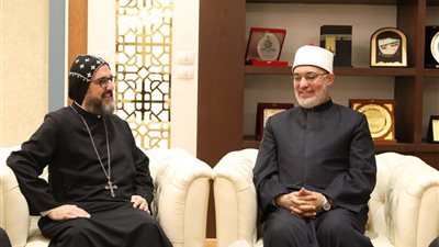 للتهنئة بعيد الفطر.. مفتي الجمهورية يستقبل وفدًا من الكنيسة السريانية 