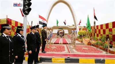 المنيا تحتفل بعيدها القومي بوضع إكليل الزهور على النصب التذكارية 