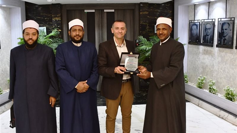 محافظ اسوان يلتقي