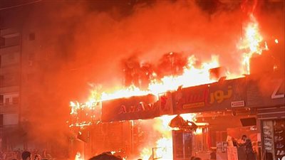 محاولات مكثفة للسيطرة على حريق نشب داخل مطعم بكفر طهرمس 