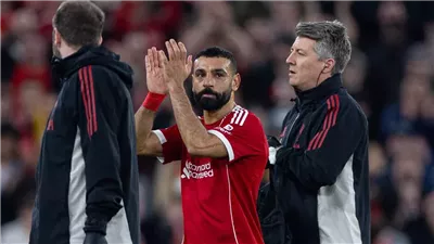 صلاح يطلب تبديل.. إصابة مقلقة وليفربول يترقب سلامتك يا ملك 