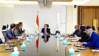 وزير التخطيط يبحث مع 