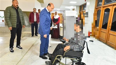 محافظ أسيوط يدعم الأولى بالرعاية بتسليم جهاز عروسة وكراسٍ كهربائية متحركة