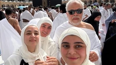 اللهم ديمها نعمة .. روجينا وأشرف زكي يؤديان مناسك العمرة رفقة بناتهم|صور