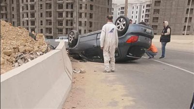اختلت عجلة القيادة من يده.. انقلاب ملاكي بمدخل منطقة المقطم