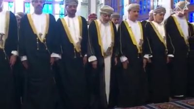 *سلطان عمان يؤدى صلاة عيد الفطر الميارك بمسجد الخور بمحافظة مسقط
