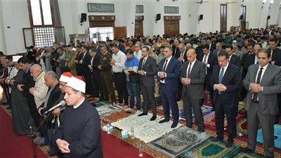 محافظ بورسعيد يؤدي صلاة عيد الفطر  بالمسجد العباسي بحي العرب وسط الأهالي