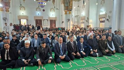 محافظ السويس يؤدي صلاة عيد الفطر وسط أجواء احتفالية بمسجد بدر