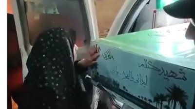 وداع مؤثر في إيران.. والدة علي لاريجاني تلقي النظرة الأخيرة على جثمانه