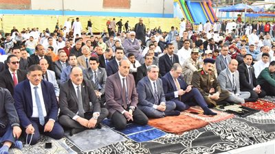 محافظ أسيوط يؤدي صلاة عيد الفطر وسط حضور جماهيري كبير