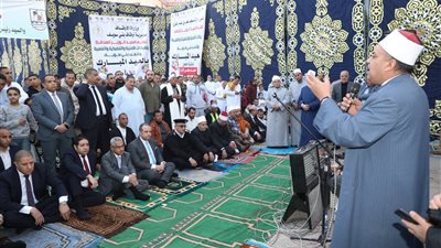 محافظ بني سويف يؤدي صلاة عيد الفطر المبارك ويُهنئ الأهالي بالعيد