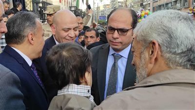 طفل يخطف القلوب في الزقازيق.. ومحافظ الشرقية يلبي رغبته بصورة تذكارية