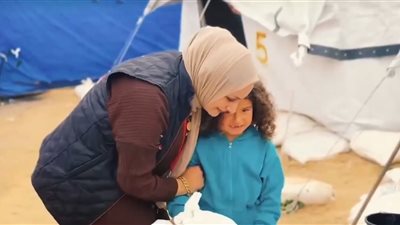 لفتة إنسانية.. اللجنة المصرية بغزة توزع ملابس العيد على أطفال القطاع