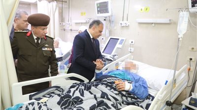 وسط أجواء العيد.. محافظ الشرقية يدخل البهجة على قلوب المرضى بالمستشفيات