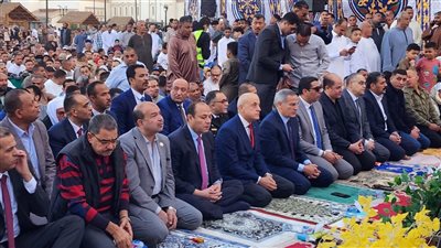 وسط آلاف المصلين.. محافظ الأقصر يؤدي صلاة عيد الفطر بساحة سيدي أبوالحجاج