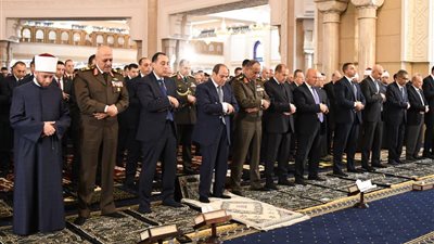 الرئيس السيسي يؤدي صلاة العيد بالعاصمة الجديدة ويفتتح مونوريل شرق النيل