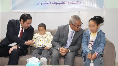 وزع عليهم كعك وبسكويت.. محافظ بني سويف يُعيد على الأيتام والمسنين