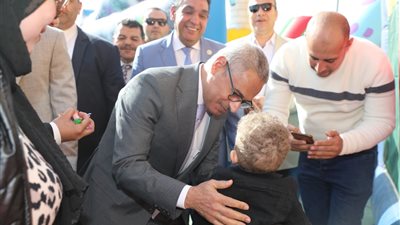 محافظ بني سويف يشارك المواطنين بالممشى السياحى فرحتهم بعيد الفطر المبارك 