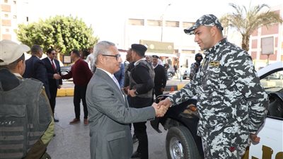 عيد عليهم.. محافظ بني سويف يُحيي تمركز أمني خلال جولة عيد الفطر