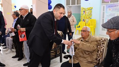 محافظ دمياط يزور دار المسنين برأس البر للتهنئة بعيد الفطر المبارك